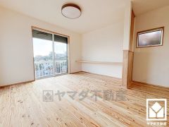 自然光を取り込む、開放感あふれる暮らし。隅々まで光が降り注ぎ、明るく心地の良い空間。カウンターデスクも設置し、作業スペースやお子様の勉強机、インテリア小物を置いて飾り棚などとしてもご利用いただけます。