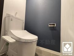 上品な壁紙とタイルデザインが魅力的なトイレ空間。機能性とセンスが融合した、居心地の良いプライベートスペースです。