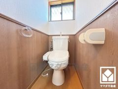 明るく清潔感溢れるトイレです。温水洗浄便座付きで、季節を問わずいつでも温かい便座をお使いいただけます。
