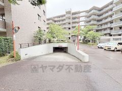 「セブンイレブン西宮上ヶ原十番町店」まで徒歩8分、「コープ甲陽園」まで徒歩9分など、お買い物施設が徒歩圏内に複数あり便利な住環境です。