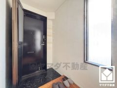 洗練されたデザインの玄関スペース。上質な空間演出でお出迎え、住まいの第一印象を美しく。窓から柔らかな光が差し込み、外出時にも帰宅時にも、明るい気持ちになれます。