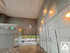 上質な素材と洗練されたデザインが織りなすエントランス。住まう人の誇りを感じさせる、優雅な迎えの空間。オートロック完備で、暮らしの利便性を高めます。