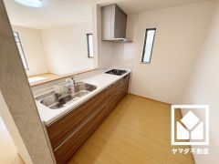 カウンターキッチンなので配膳や片付けがしやすく、お料理中でもお子様の様子が分かって安心です。キッチン横には窓がございますので、昼間は手元が明るく、お料理がはかどります。