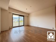 バルコニーにつながるお部屋で、通風・陽当たり良好です。