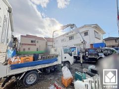 キッチン横にはパントリーがございます。まとめ買いしても心配要らずの収納力です。大きな調理器具もスッキリ片付きます。