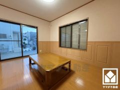 心地よい空間が広がるリビングで、家族みんなが快適に過ごせる時間を提供。