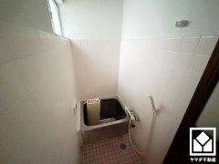 1日の疲れを癒す浴室でゆったりリフレッシュ。小窓が付いているので、こもりがちな湿気もすぐ取り除くことができます。