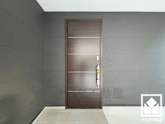 シンプルで洗練された玄関デザイン。帰るたびにホッとできる、心地よい住まいの入り口。