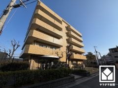 国道2号線に架かる夙川橋から南に「日本さくら名所100選」にも選定された「夙川オアシスロード」が続いており、河川敷両岸で約1660本の桜や松などの美しい景観を楽しめます。