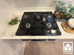 家族のごはん作りがはかどる。同時調理ができる3口コンロ付き。