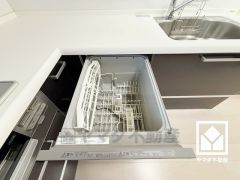 毎日の家事の負担を軽減でき、水道代の節約にもなる食器洗乾燥機付き。