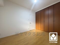 大きなクローゼット付きで整理整頓しやすいです。