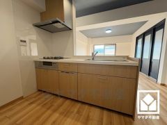 カウンターキッチンなので配膳や片付けがしやすく、お料理中でもお子様の様子が分かって安心です。