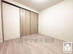 約5帖の洋室です。リビングに隣接する引き戸のお部屋で、一体利用も可能です。
