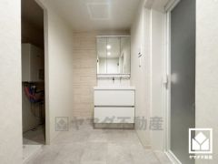 収納付きでスッキリお使い頂ける3面鏡の洗面台です。洗面ボウルが広めなので、忙しい朝でも身支度がしやすく時短になります。