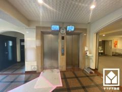 複数基のエレベーターを設置し、待ち時間を短縮。快適な住まいへのアクセスをスムーズに。防犯カメラが設置されておりセキュリティにも配慮されています。