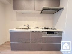 キッチンは空間を有効活用できる壁付けタイプ。フロアキャビネットや吊戸棚など収納スペースが充実しており、スッキリとした空間が保てます。（パナソニック製「Vスタイル」扉VH20）