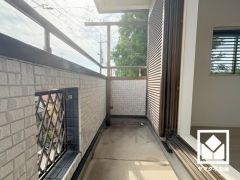 南向きバルコニーで陽当たり、風通し良好。バルコニーが2階と3階に1か所ずつ、合計3か所ございますので、お洗濯物をたっぷりと干す事ができます。