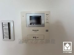 突然の来訪時でも安心なモニター付きインターホンを完備。お留守番中のお子様でも簡単に来訪者の確認ができます。