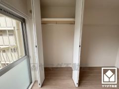 お洋服はもちろん、スーツケースなどの大物もしっかり収納できます。