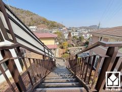 高低差のある旗竿地で土地が道路から離れており、騒音や排気ガスの影響を受けにくいため、静かな環境で落ち着いた生活をお送りいただけます。