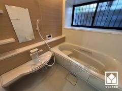 1日の疲れを癒す浴室でゆったりリフレッシュ。小窓が付いているので、こもりがちな湿気もすぐ取り除くことができます。