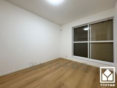 約6帖の2階西側洋室です。バルコニーにつながるお部屋で、通風・陽当たり良好。