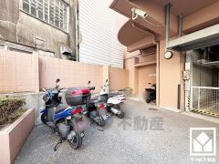 バイク置き場も完備しています。防犯カメラが設置されておりセキュリティにも配慮されています。