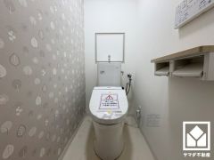 明るく清潔感溢れるトイレです。2連トイレットペーパーホルダーなのでお取替えの手間が軽減できます。