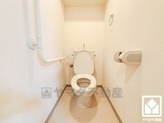 明るく清潔感溢れるトイレです。手すりがございますので、立ち座りが楽になります。