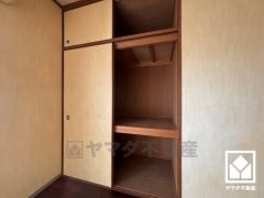 押入は奥行きがあるので、収納力も申し分ありません。