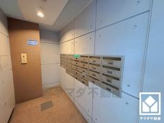 綺麗に整備された集合ポストが備わっています。