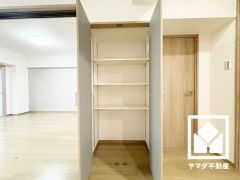 リビングにも収納があり、住空間を広々お使いいただけます。
