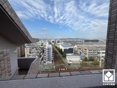 11階建て最上階で前面に視界を遮る高い建物がなく、開放的な景色が広がります。