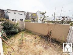 ガーデニングや家庭菜園なども楽しむ事ができる約16.8平米の専用庭付きです。