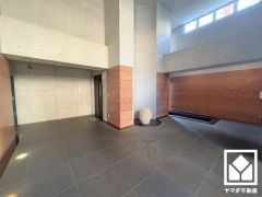 広々としたロビーが、心地よい開放感を演出。ラグジュアリーな空間で、優雅な毎日を。