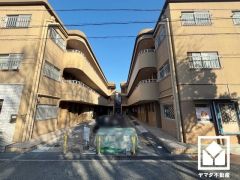 陽光に映える美しい外観。街並みに馴染みながらも、ひときわ目を引く存在感。