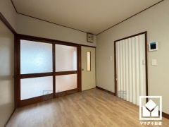 隣接する約4.5帖の洋室の扉はすりガラスとなっており、明るい陽ざしが差し込む開放感のある空間です。