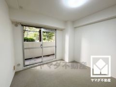 バルコニーにつながるお部屋で、通風・陽当たり良好。