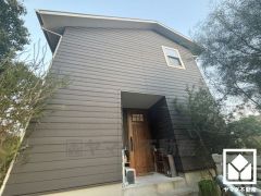 フローリング部分には開放的なリビングの雰囲気にフィットした、光と風が通り抜けるスケルトン階段が設置されています。