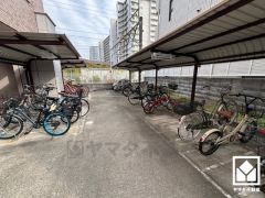 屋根付き駐輪場なので、雨や風、直射日光から自転車を守ることができます。