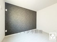 アクセントクロスを取り入れたデザイン性の高い洋室で、リラックスしたひとときを過ごせます。