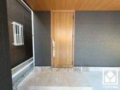 ナチュラルな木目調のドアが落ち着いた雰囲気を演出し、訪れる人々を温かく迎えます。