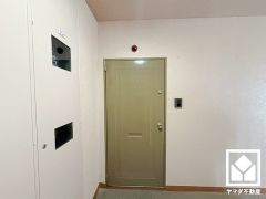 シンプルで洗練された玄関デザイン。帰るたびにホッとできる、心地よい住まいの入り口。