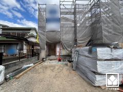 駐車スペースを並列2台分確保。重い荷物や雨の日の移動もスムーズで、快適なカーライフを実現。来客時にも便利です。