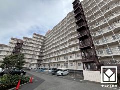 重厚感のあるファサードが、洗練された暮らしを予感させる。街並みに馴染みながらも、ひときわ目を引く存在感。