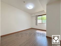 全居室に窓がございます。明るい陽光がたっぷり差し込む心地よい生活空間です。室外機置場もございますので、全室でエアコンをご利用いただけます。