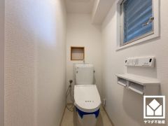 明るく清潔感溢れるトイレです。2連トイレットペーパーホルダーなのでお取替えの手間が軽減できます。