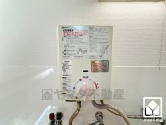 キッチンには瞬間湯沸かし器を完備。温かいお湯をいつでもご利用いただけます。