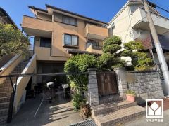 南向きバルコニーで陽当たり、風通し良好。2階に1か所、3階に2か所ございますので、たっぷりの洗濯物も気持ちよく乾きます。